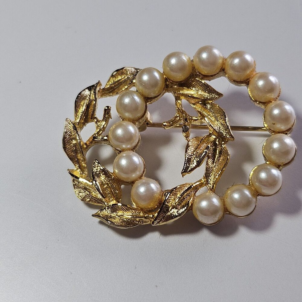 Vintage Richelieu White Pearl Laurel Wreath Gold tone Brooch Pin